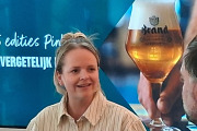 Pinkpop directeur heft het eerste Onvergetelijk Blond Pinkpop-glas.
