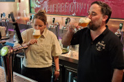 Pinkpop directeur Tirsa Creusen heft het eerste Onvergetelijk Blond Pinkpop-glas.